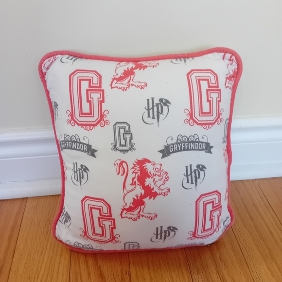 Primark Warner Bros. Harry Potter Gryffindor Crest Lion Square Cushion - Picture 4 of 5